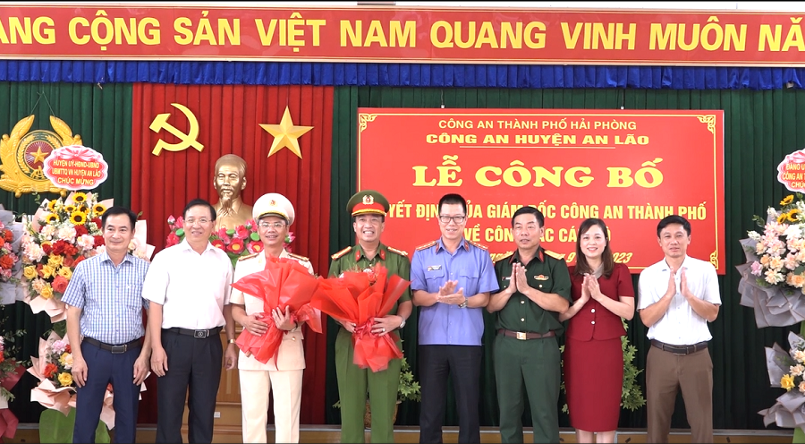 Các đơn vị tặng hoa chúc mừng Đại tá Hoàng Văn Nam và Thượng tá Đinh Phúc Long Các đơn vị tặng hoa chúc mừng Đại tá Hoàng Văn Nam và Thượng tá Đinh Phúc Long