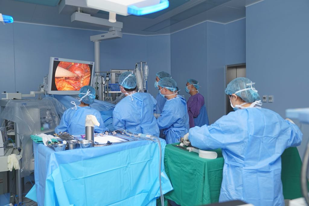 Trong phòng phẫu thuật ca ghép gan bất đồng nhóm máu Trong phòng phẫu thuật ca ghép gan bất đồng nhóm máu