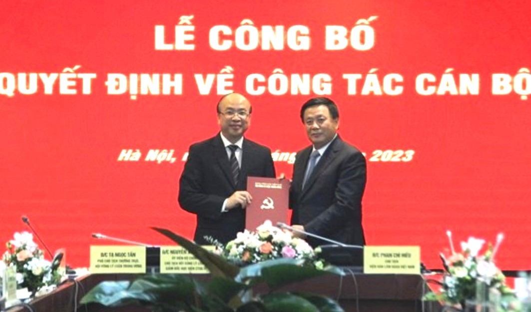 Ông Nguyễn Xuân Thắng trao Quyết định của Bộ Chính trị cho ông Phan Chí Hiếu.