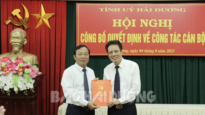 Trao quyết định điều động, bổ nhiệm cho ông Phạm Mạnh Hùng. Ảnh: Báo Hải Dương Trao quyết định điều động, bổ nhiệm cho ông Phạm Mạnh Hùng. Ảnh: Báo Hải Dương