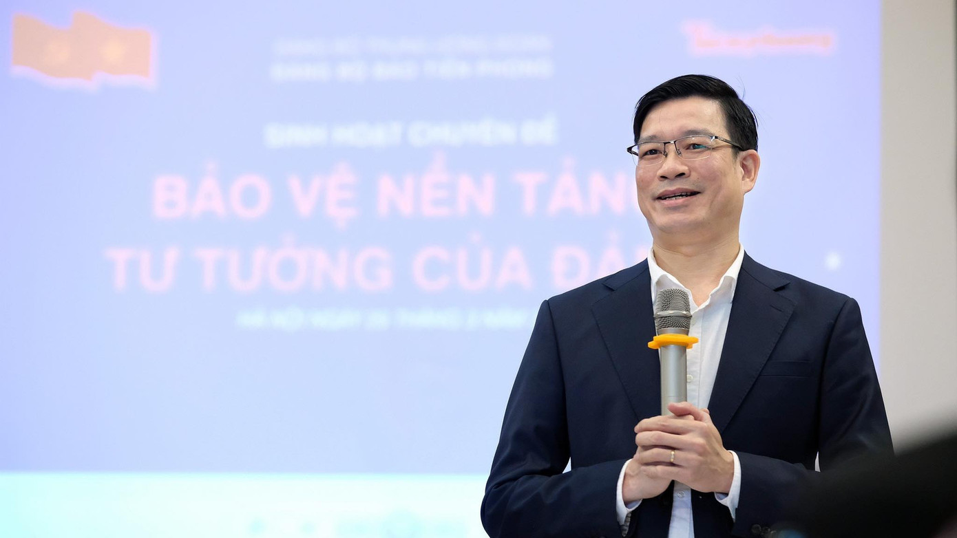 PGS.TS Phạm Đức Kiên, Phó Vụ trưởng Vụ Quản lý Khoa học, Chánh Văn phòng Ban chỉ đạo 35 Học viện chính trị quốc gia Hồ Chí Minh trao đổi tại buổi sinh hoạt. Ảnh: Hoàng Mạnh Thắng.