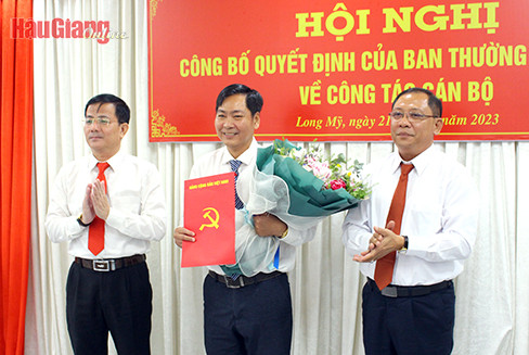 Trao quyết định cho ông Nguyễn Vũ Trường. Ảnh: Báo Hậu Giang Online