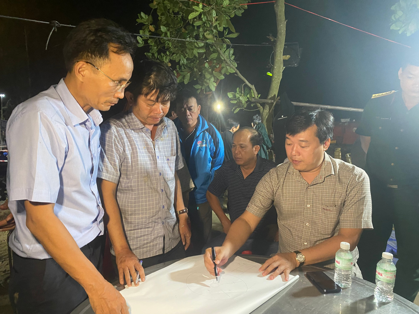 Do kết cấu đất chặt, Bí thư Tỉnh ủy Đồng Tháp Lê Quốc Phong chỉ đạo sẽ áp dụng phương pháp khoan xoáy nước áp lực lớn tạo độ tơi đất, kết hợp khoan guồng xoắn đến khi cách đáy trụ bê tông khoảng 3 - 4m các lực lượng sẽ phối hợp với nhau để kéo trụ bê tông lên. Đồng thời, thực hiện cắt trụ bê tông khi được nhấc lên. Ông Phong đề nghị tất cả lực lượng khẩn trương tiến hành chuẩn bị các thiết bị và phối hợp tốt để nhanh chóng triển khai phương án trên.