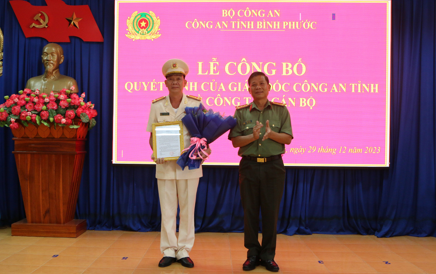Đồng chí Đại tá Dương Văn Mạnh trao quyết định điều động và tặng hoa chúc mừng Thượng tá Đoàn Văn Mười. Ảnh: Trang thông tin điện tử Công an tỉnh Bình Phước