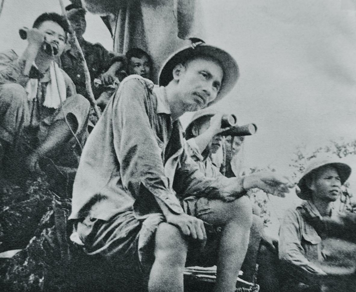 Chủ tịch Hồ Chí Minh trên đài quan sát chỉ đạo trận đánh cứ điểm Đông Khê ngày 16/9/1950