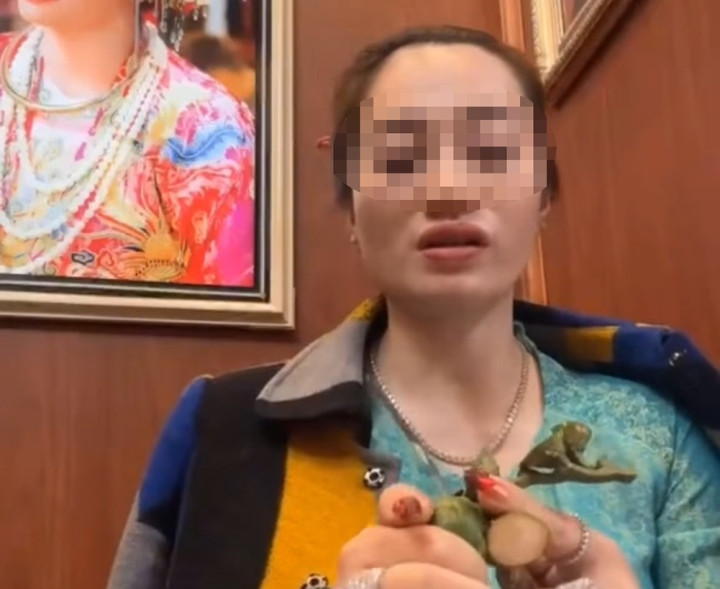 Cô đồng bổ cau xem bói