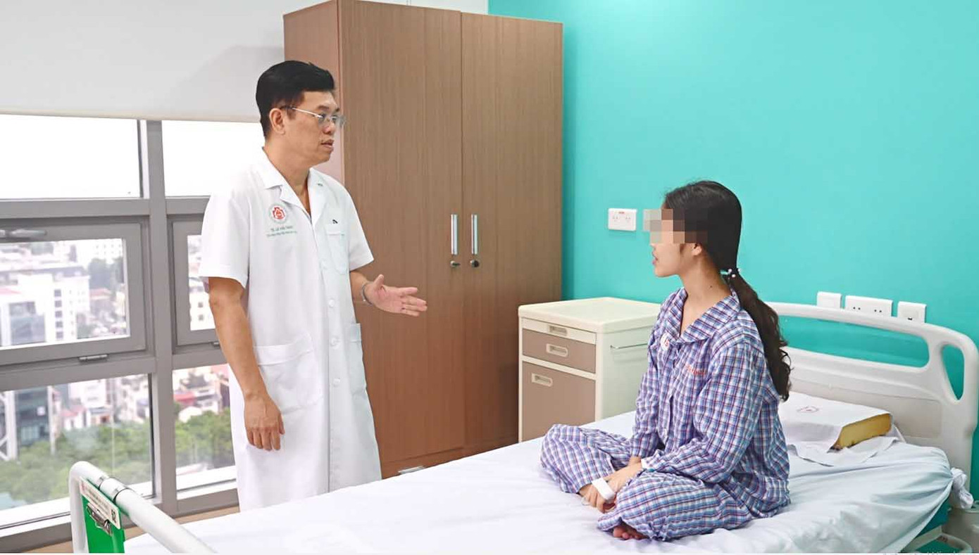 Đại tá, PGS. TS Lê Văn Thành - Viện trưởng Viện Phẫu thuật Tiêu hóa, Chủ nhiệm Khoa Phẫu thuật Gan - Mật - Tụy trao đổi với bệnh nhân sau ghép. Đại tá, PGS. TS Lê Văn Thành - Viện trưởng Viện Phẫu thuật Tiêu hóa, Chủ nhiệm Khoa Phẫu thuật Gan - Mật - Tụy trao đổi với bệnh nhân sau ghép.