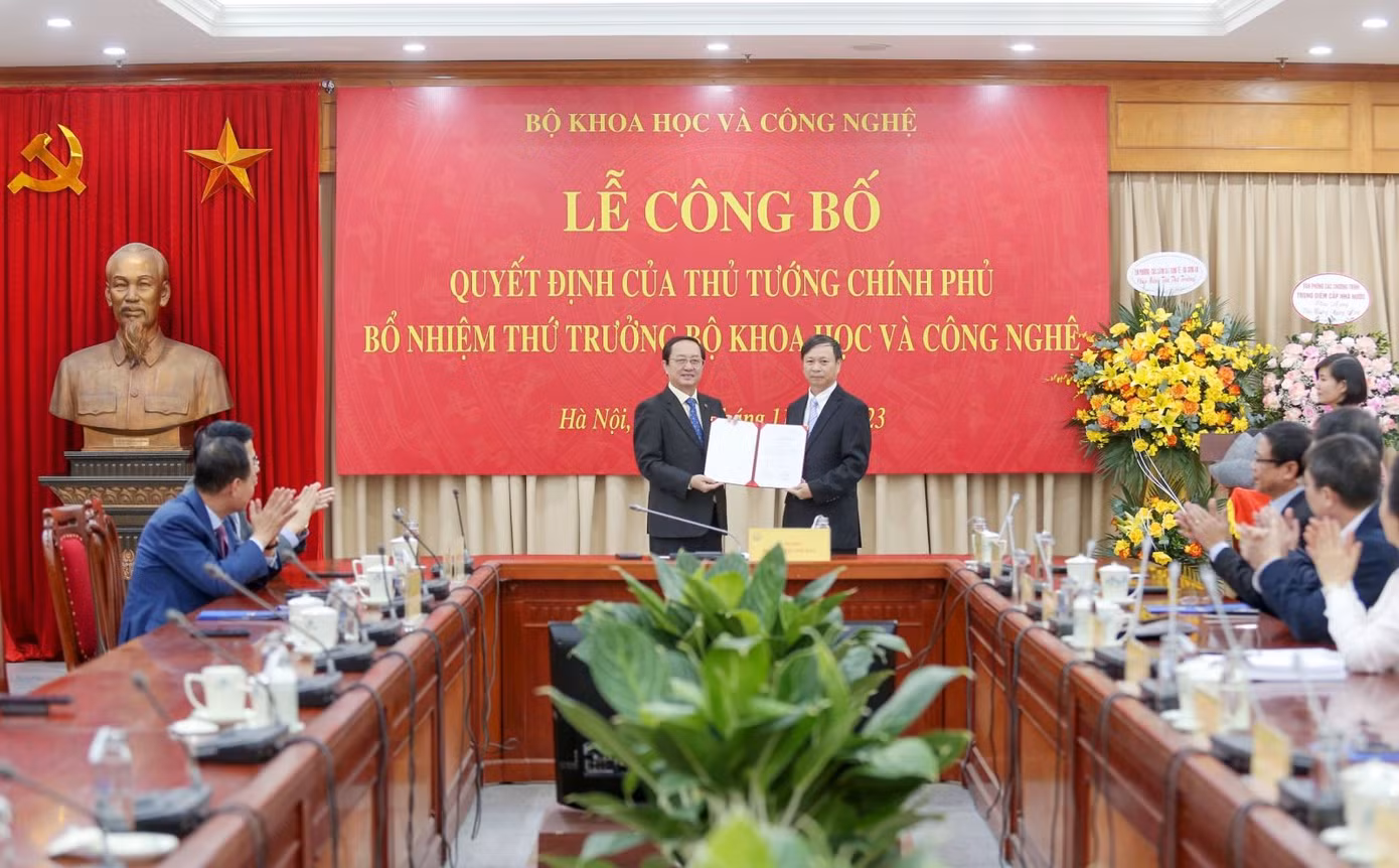 Trao Quyết định bổ nhiệm Thứ trưởng Bộ Khoa học và Công nghệ cho ông Hoàng Minh. Ảnh: Báo Chính phủ Trao Quyết định bổ nhiệm Thứ trưởng Bộ Khoa học và Công nghệ cho ông Hoàng Minh. Ảnh: Báo Chính phủ