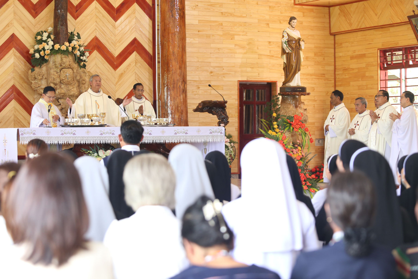 Nhà thờ Đăng Srỗn tổ chức Thánh lễ tạ ơn, làm phép nhà thờ.