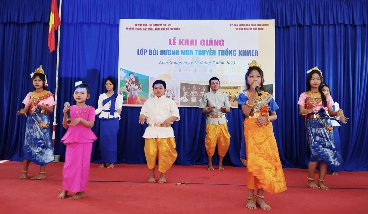 Tiết mục hát múa Khmer tham gia chào mừng trong Lễ khai giảng