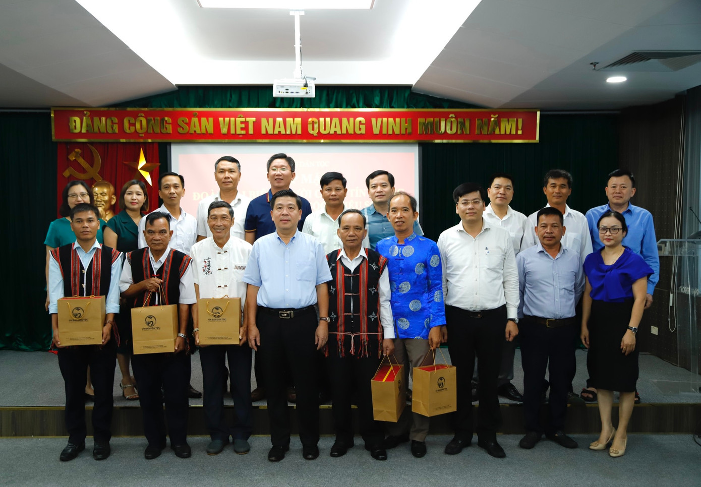 Thứ trưởng, Phó Chủ nhiệm Lê Sơn Hải đã thân mật tặng quà của UBDT cho đại biểu Người có uy tín trong đồng bào DTTS TP. Đà Nẵng. Ảnh: CEMA Thứ trưởng, Phó Chủ nhiệm Lê Sơn Hải đã thân mật tặng quà của UBDT cho đại biểu Người có uy tín trong đồng bào DTTS TP. Đà Nẵng. Ảnh: CEMA