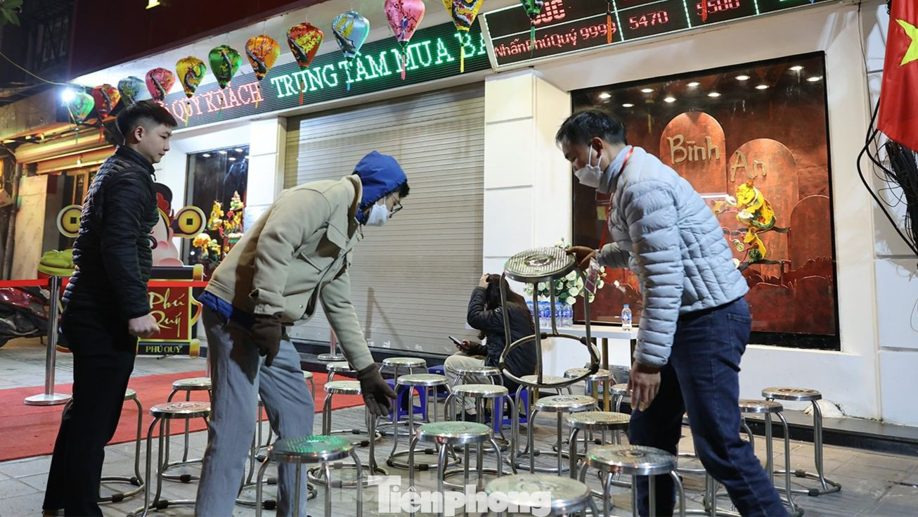 Từ 5h30, nhân viên hiệu vàng bày ghế cho khách đến ngồi chờ mua vàng.