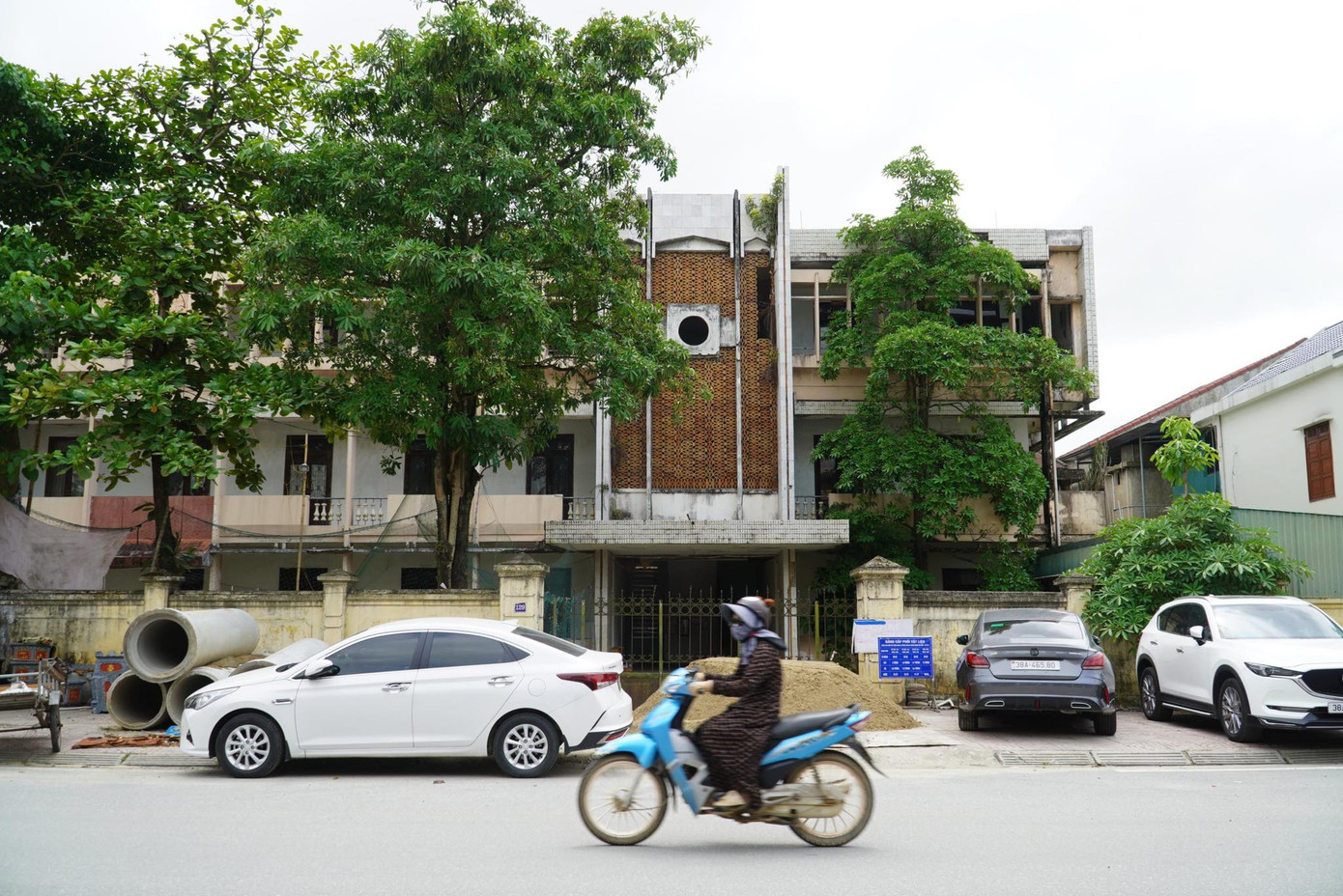 Ngoài ra tại thành phố Hà Tĩnh còn hàng loạt công sở nằm ở vị trí đắc địa bỏ hoang như: Cục Thi hành án dân sự tỉnh, Bảo hiểm xã hội thành phố, trụ sở Kho bạc Nhà nước Hà Tĩnh, Trung tâm Da liễu tỉnh…. Liên quan đến vấn đề này, một lãnh đạo UBND thành phố Hà Tĩnh cho biết một số khu đất công kể trên chưa thể cho thuê đã gây lãng phí và làm ảnh hưởng đến mỹ quan đô thị của thành phố. Hiện một số trụ sở không còn sử dụng, chưa tìm được nhà đầu tư đã tạm bàn giao lại cho UBND thành phố quản lý.