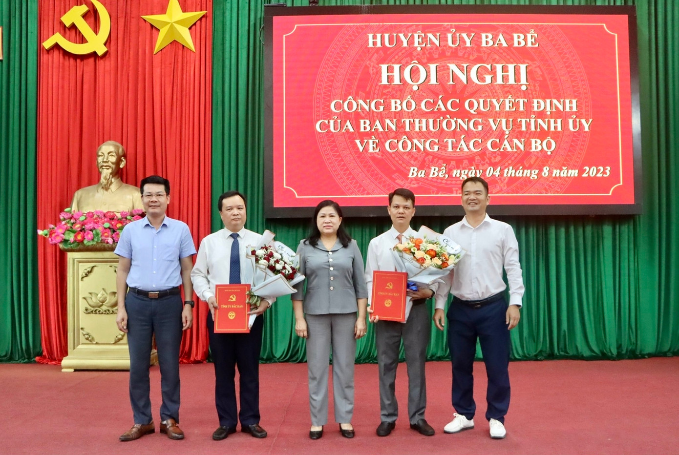 Trao quyết định cho các cán bộ được điều động, bổ nhiệm. Ảnh: Báo Bắc Kạn Trao quyết định cho các cán bộ được điều động, bổ nhiệm. Ảnh: Báo Bắc Kạn