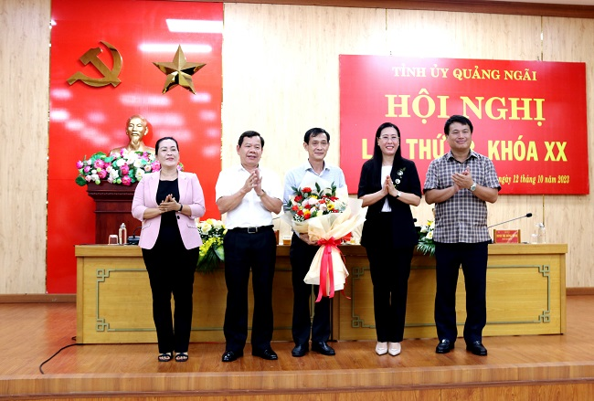 Công bố Quyết định chuẩn y ông Lê Văn Huy giữ chức Ủy viên, Phó Chủ chủ nhiệm Ủy ban Kiểm tra Tỉnh ủy Quảng Ngãi. Ảnh: Báo Chính phủ