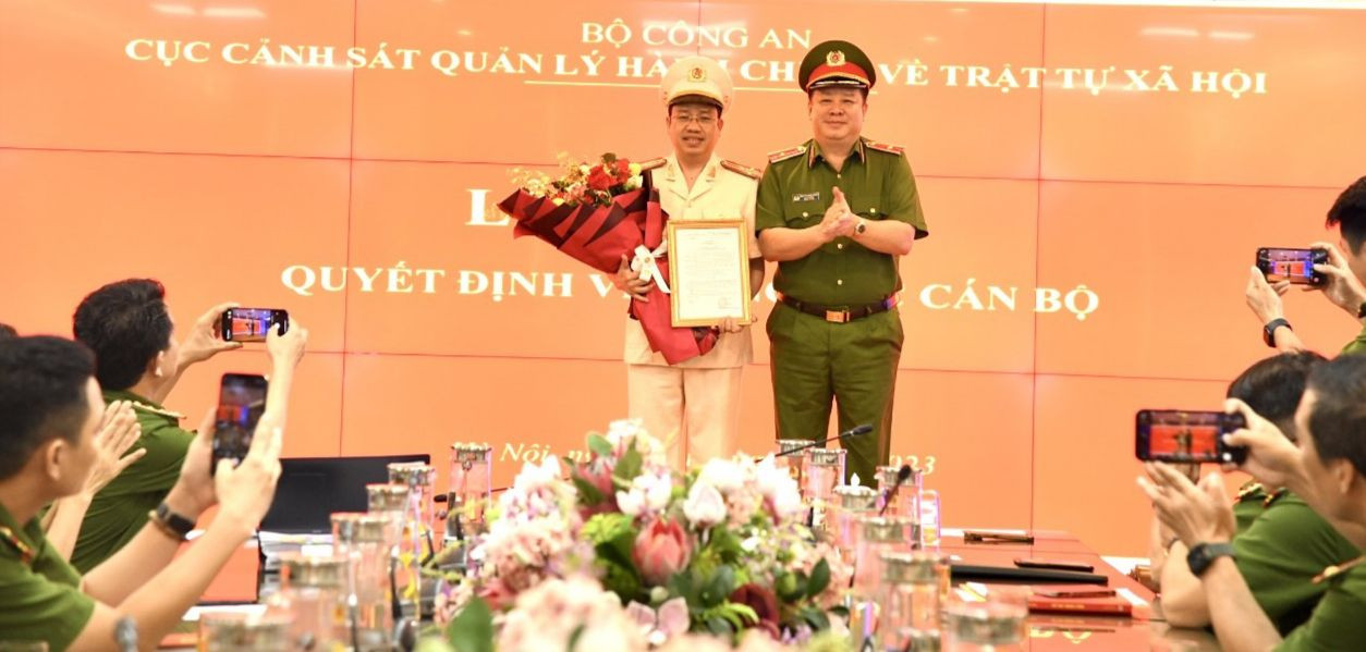 Trao quyết định bổ nhiệm Thượng tá Nguyễn Thành Vĩnh, Phó Giám đốc Trung tâm Dữ liệu quốc gia về dân cư giữ chức vụ Giám đốc Trung tâm Dữ liệu quốc gia về dân cư. Trao quyết định bổ nhiệm Thượng tá Nguyễn Thành Vĩnh, Phó Giám đốc Trung tâm Dữ liệu quốc gia về dân cư giữ chức vụ Giám đốc Trung tâm Dữ liệu quốc gia về dân cư.