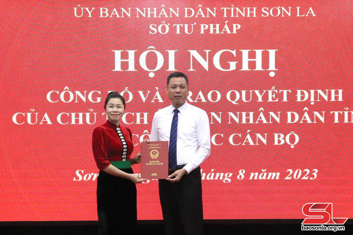 Trao quyết định cho bà Lò Châu Thỏa. Ảnh: Báo Sơn La