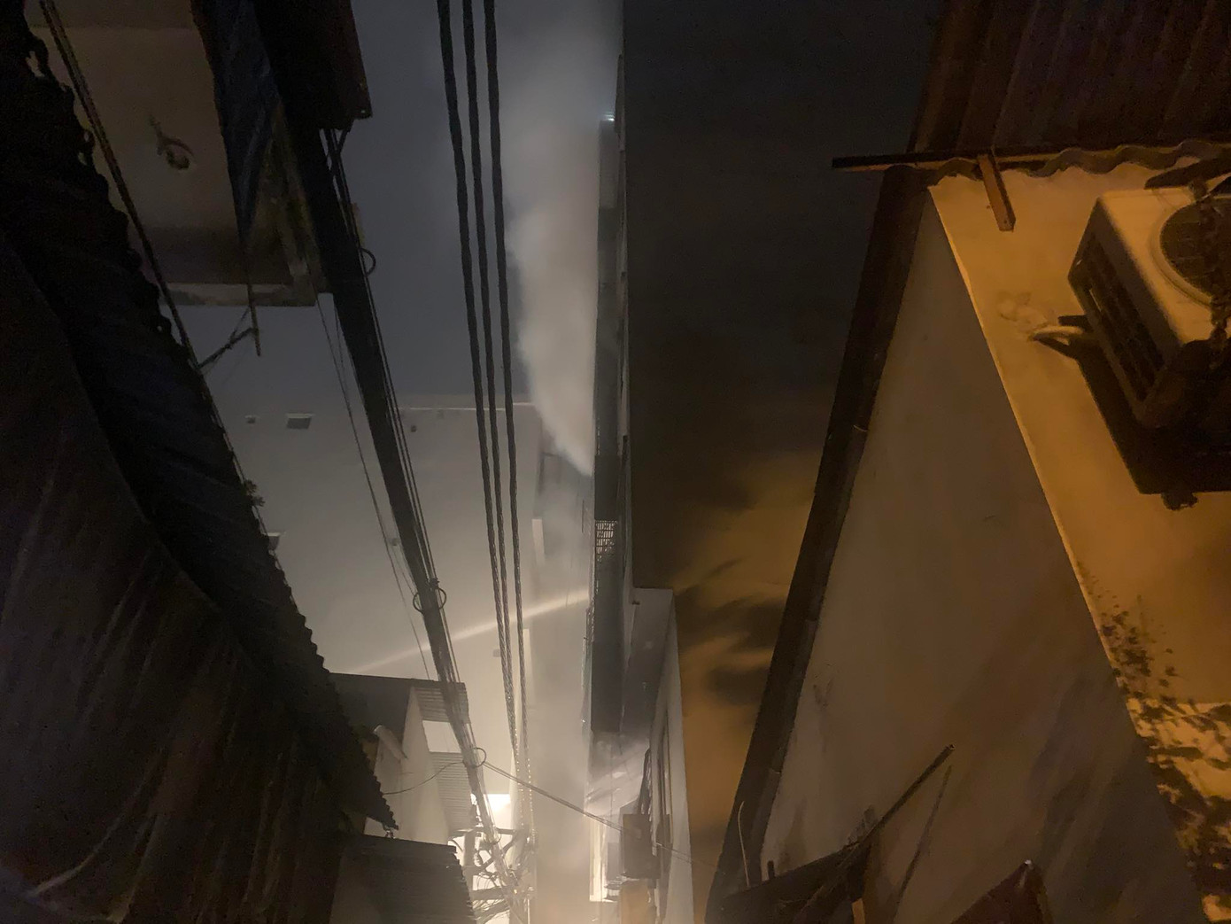 Thời điểm xảy ra sự việc bên trong chung cư có nhiều người.