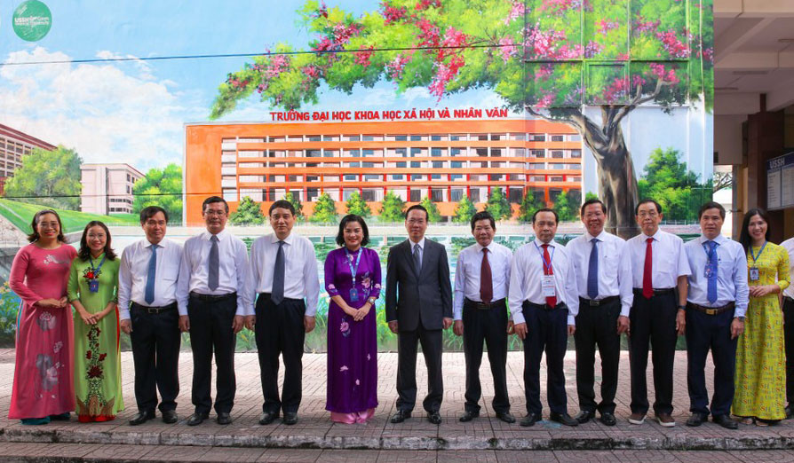 Chủ tịch nước Võ Văn Thưởng và các thầy cô giáo.