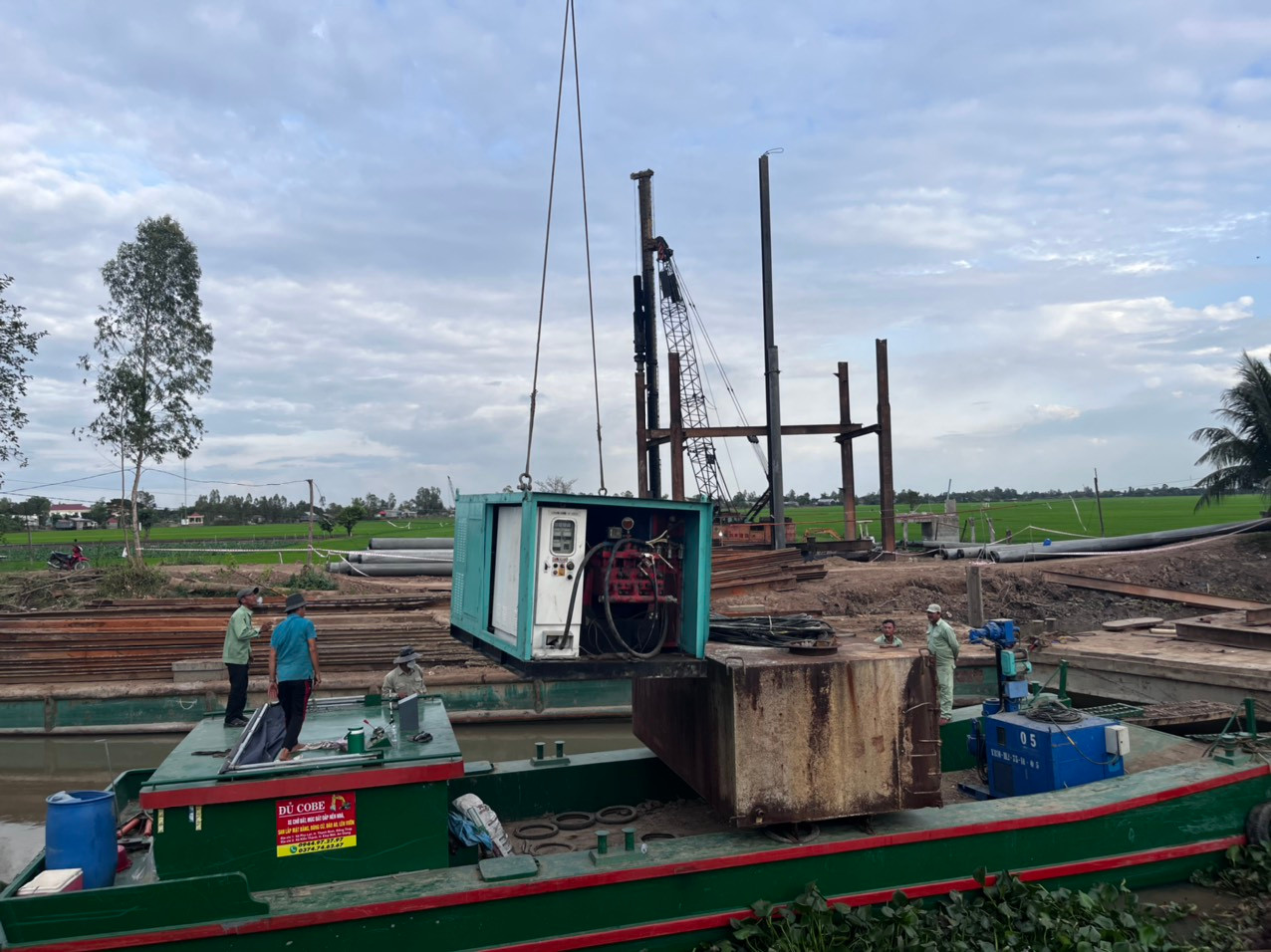 Tối 3/1, lãnh đạo tỉnh Đồng Tháp tiếp tục trao đổi với các lực lượng đẩy nhanh tiến độ cứu hộ. Trong đó, phương án ban đầu thực hiện khoan guồng xoắn đến độ sâu 27m, sau đó tiến hành tròng cáp vào trong đoạn ống bê tông