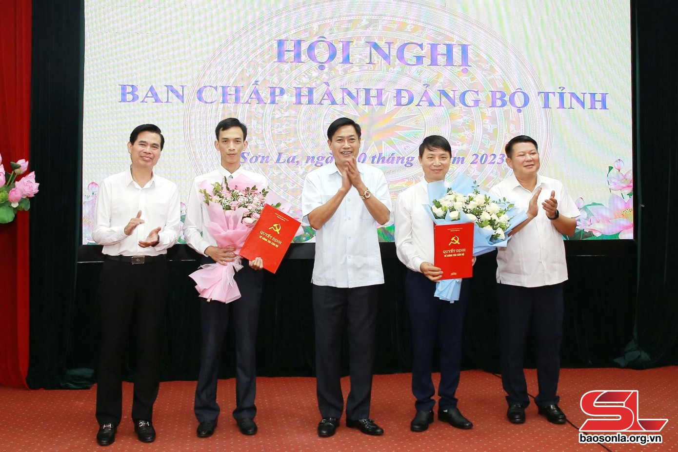 Thường trực Tỉnh ủy Sơn La tặng hoa chúc mừng 2 đồng chí được Ban Bí thư quyết định chuẩn y Ủy viên Ủy ban Kiểm tra Tỉnh ủy. Ảnh: Báo Sơn La Thường trực Tỉnh ủy Sơn La tặng hoa chúc mừng 2 đồng chí được Ban Bí thư quyết định chuẩn y Ủy viên Ủy ban Kiểm tra Tỉnh ủy. Ảnh: Báo Sơn La