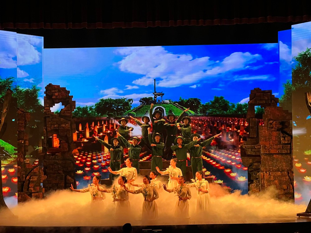 Nghệ sĩ chèo Hải Phòng chinh phục khán giả thủ đô.