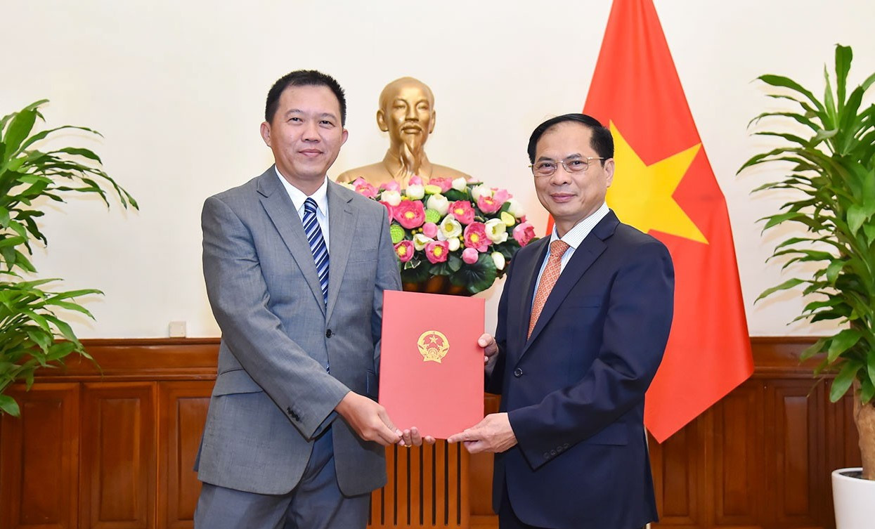 Bộ trưởng Ngoại giao Bùi Thanh Sơn trao quyết định bổ nhiệm ông Nguyễn Như Hiếu, Quyền Cục trưởng Cục Ngoại vụ làm Cục trưởng Cục Ngoại vụ, Bộ Ngoại giao.