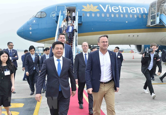 Bộ trưởng Bộ Công Thương Nguyễn Hồng Diên đón Thủ tướng Đại Công quốc Luxembourg Xavier Bettel tại sân bay Quốc tế Nội Bài, Hà Nội. Ảnh: Minh Đức/TTXVN Bộ trưởng Bộ Công Thương Nguyễn Hồng Diên đón Thủ tướng Đại Công quốc Luxembourg Xavier Bettel tại sân bay Quốc tế Nội Bài, Hà Nội. Ảnh: Minh Đức/TTXVN