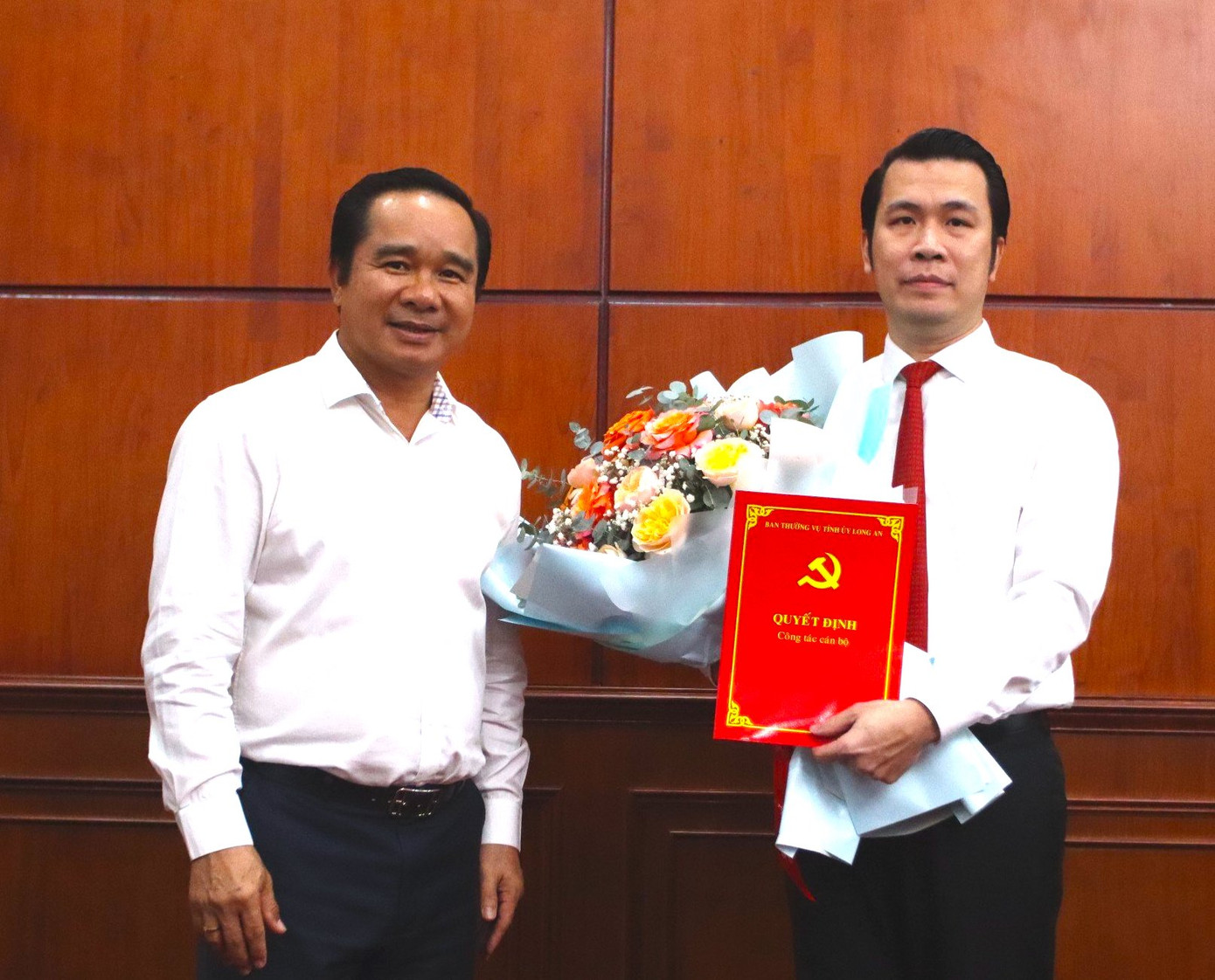 Bí thư Tỉnh ủy Long An Nguyễn Văn Được trao quyết định cho ông Trương Tấn Sơn. Ảnh: SGGP.