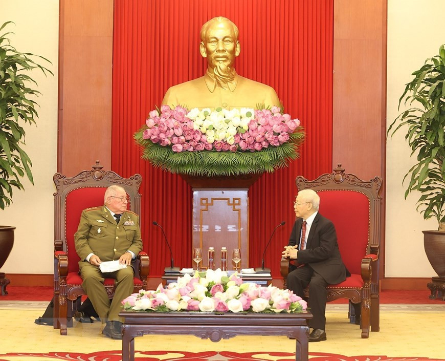 Tổng Bí thư Nguyễn Phú Trọng và Bộ trưởng Bộ các Lực lượng Vũ trang Cách mạng Cuba Álvaro López Miera. (Ảnh: Trí Dũng/TTXVN)