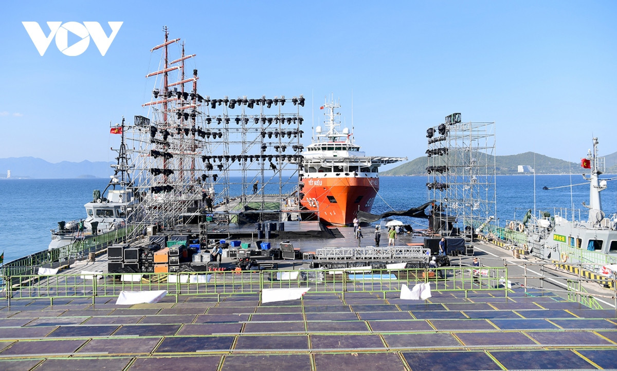 Bối cảnh chương trình sẽ lấy mặt cầu cảng làm sân khấu chính cùng một số tàu của lực lượng Hải quân, Cảnh sát biển, Biên phòng… mở ra nhiều chiều không gian và cung bậc cảm xúc, qua đó, thông điệp của chương trình “Mạnh từ biển, giàu từ biển quê hương” sẽ được chuyển tải một cách nhẹ nhàng, gần gũi và sâu sắc. Ảnh: VOV Bối cảnh chương trình sẽ lấy mặt cầu cảng làm sân khấu chính cùng một số tàu của lực lượng Hải quân, Cảnh sát biển, Biên phòng… mở ra nhiều chiều không gian và cung bậc cảm xúc, qua đó, thông điệp của chương trình “Mạnh từ biển, giàu từ biển quê hương” sẽ được chuyển tải một cách nhẹ nhàng, gần gũi và sâu sắc. Ảnh: VOV