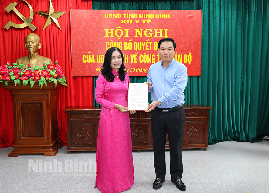 Phó Chủ tịch Thường trực UBND tỉnh Ninh Bình Tống Quang Thìn trao quyết định và chúc mừng tân Phó Giám đốc Sở Y tế Nguyễn Thị Hường. Ảnh: Báo Ninh Bình Phó Chủ tịch Thường trực UBND tỉnh Ninh Bình Tống Quang Thìn trao quyết định và chúc mừng tân Phó Giám đốc Sở Y tế Nguyễn Thị Hường. Ảnh: Báo Ninh Bình