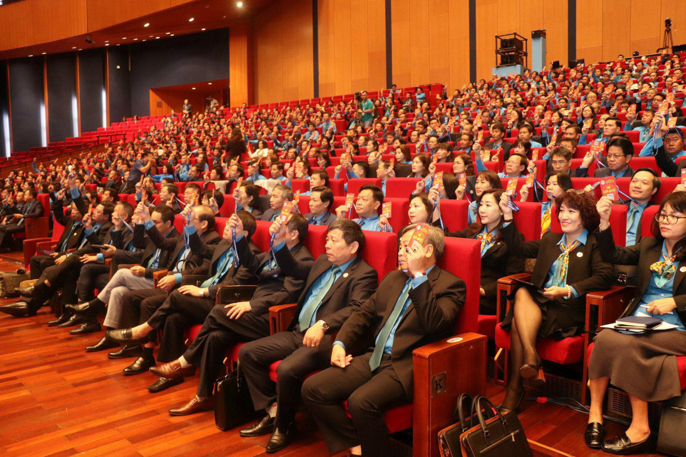 Biểu quyết thông qua quy chế Đại hội và bầu Đoàn chủ tịch. Biểu quyết thông qua quy chế Đại hội và bầu Đoàn chủ tịch.