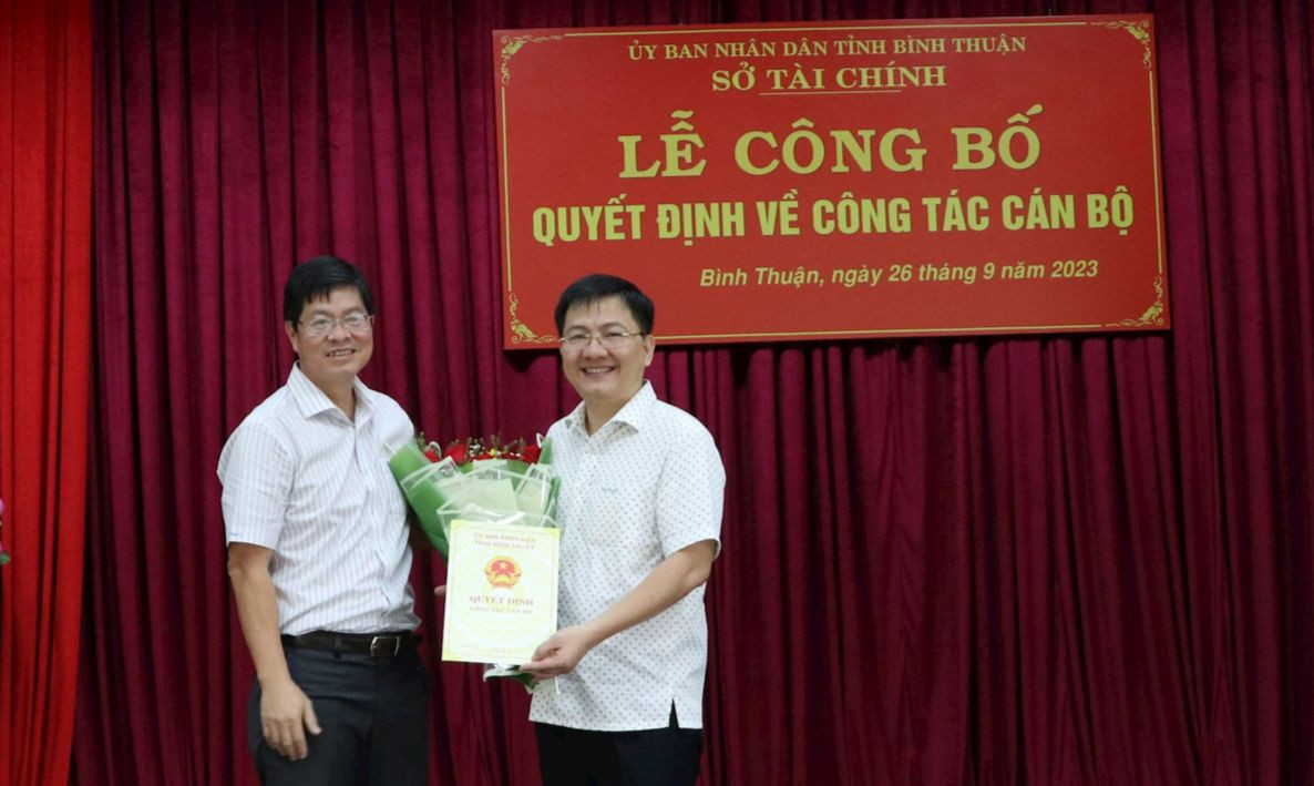 Trao quyết định cho tân Giám đốc Sở Tài chính Phan Thế Hanh. Ảnh: Báo Bình Thuận Trao quyết định cho tân Giám đốc Sở Tài chính Phan Thế Hanh. Ảnh: Báo Bình Thuận