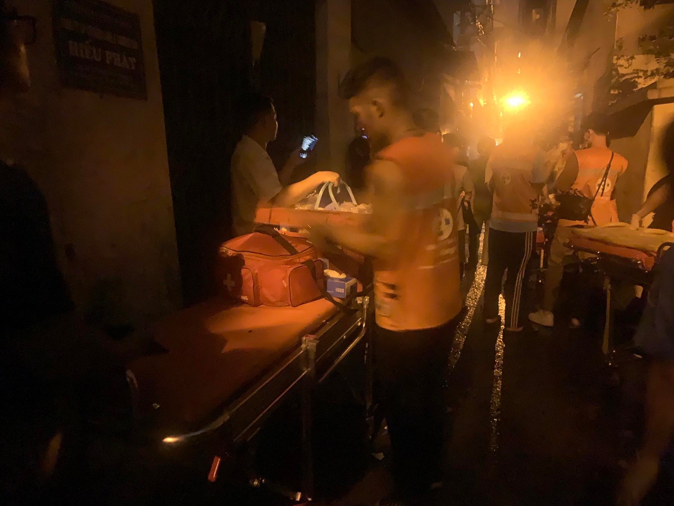 Phóng viên tại hiện trường cho biết, nhiều người hốt hoảng nhảy sang mái nhà bên cạnh. Sau khi nhận tin báo, cảnh sát PCCC nhanh chóng có mặt, tuy nhiên do ngõ nhỏ nên việc cứu hỏa gặp nhiều khó khăn. Bên ngoài lực lượng y tế túc trực để kịp thời bệnh nhân đi cấp cứu.