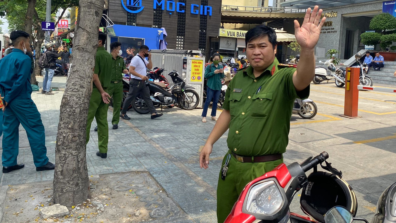 Công an phong tỏa khu vực ra vào tòa nhà để thực hiện khám xét. Việc quay phim, ghi hình ở khu vực này bị hạn chế. Công an phong tỏa khu vực ra vào tòa nhà để thực hiện khám xét. Việc quay phim, ghi hình ở khu vực này bị hạn chế.