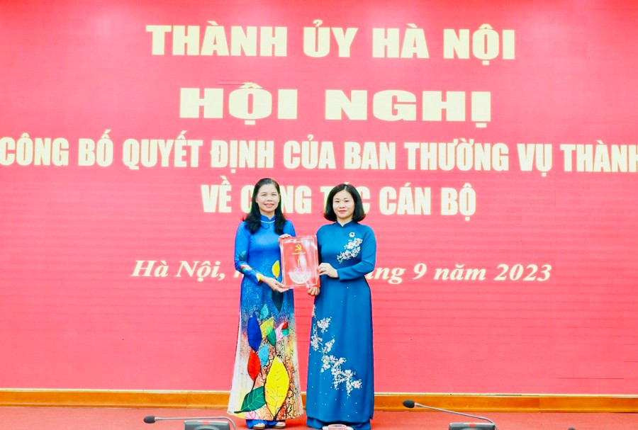 Phó Bí thư Thường trực Thành ủy Hà Nội Nguyễn Thị Tuyến trao quyết định và chúc mừng bà Đặng Thị Phương Hoa (trái). Phó Bí thư Thường trực Thành ủy Hà Nội Nguyễn Thị Tuyến trao quyết định và chúc mừng bà Đặng Thị Phương Hoa (trái).