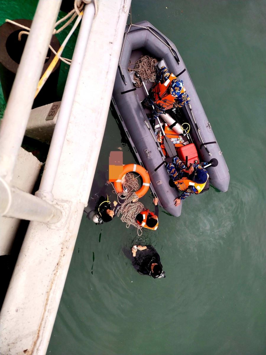 Các lực lượng trục vớt thi thể nạn nhân trong vụ rơi trực thăng trên vịnh Hạ Long ngày 5/4. Ảnh: TTXVN