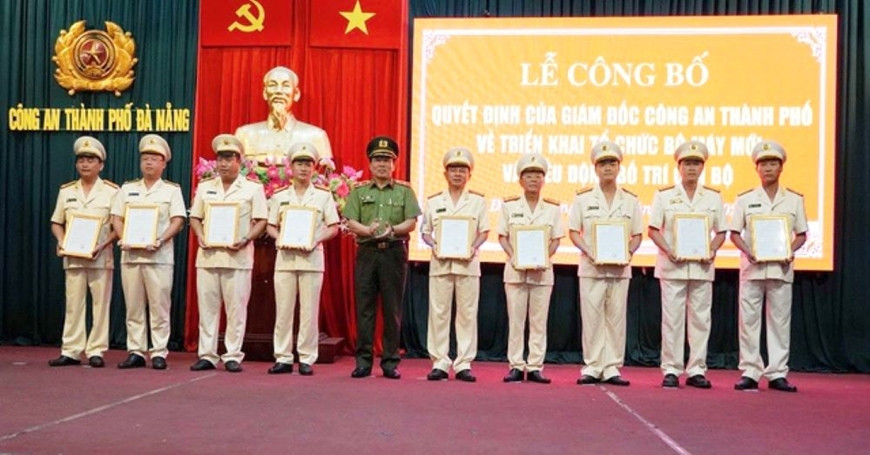 Thiếu tướng Vũ Xuân Viên, Giám đốc Công an TP Đà Nẵng trao quyết định điều động, bố trí cán bộ cho 9 trưởng phòng, trưởng công an địa phương. Ảnh: Báo Quân đội Nhân dân Thiếu tướng Vũ Xuân Viên, Giám đốc Công an TP Đà Nẵng trao quyết định điều động, bố trí cán bộ cho 9 trưởng phòng, trưởng công an địa phương. Ảnh: Báo Quân đội Nhân dân