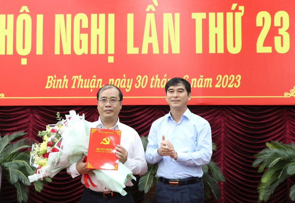 Bí thư Tỉnh uỷ Bình Thuận Dương Văn An trao quyết định của Ban Bí thư Trung ương Đảng và tặng hoa chúc mừng ông Cao Sơn Dũng.