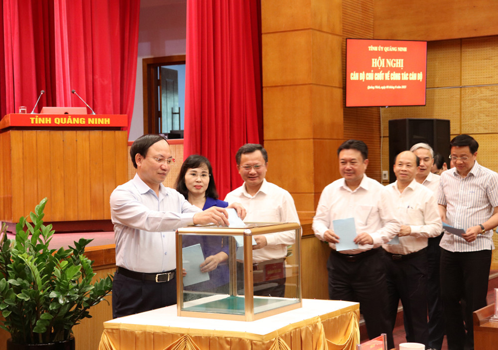 Cán bộ chủ chốt tỉnh Quảng Ninh bỏ phiếu giới thiệu nhân sự quy hoạch Ban Chấp hành Trung ương Đảng. Ảnh: VTC