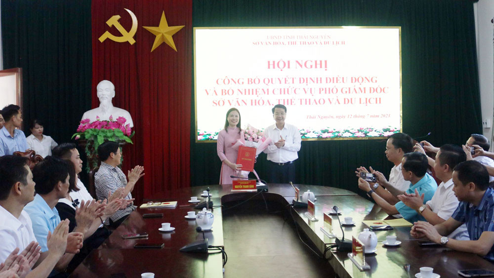 Phó Chủ tịch UBND tỉnh Nguyễn Thanh Bình trao quyết định điều động, bổ nhiệm chức vụ Phó Giám đốc Sở Văn hóa - Thể thao và Du lịch cho bà Vũ Thị Thu Hường. Phó Chủ tịch UBND tỉnh Nguyễn Thanh Bình trao quyết định điều động, bổ nhiệm chức vụ Phó Giám đốc Sở Văn hóa - Thể thao và Du lịch cho bà Vũ Thị Thu Hường.