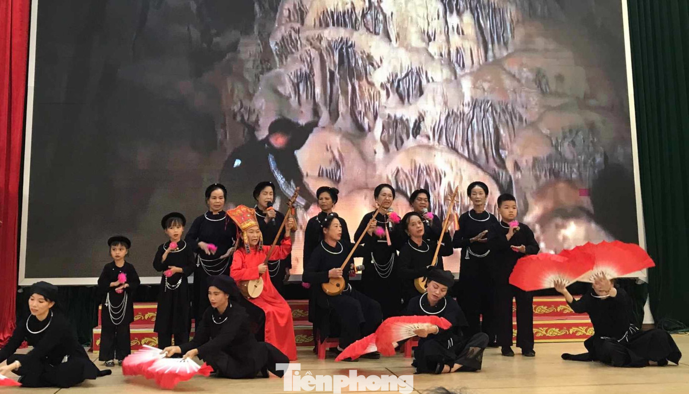Các diễn viên nhí tham gia biểu diễn, giữ gìn bản sắc dân tộc địa phương. Ảnh: Duy Chiến