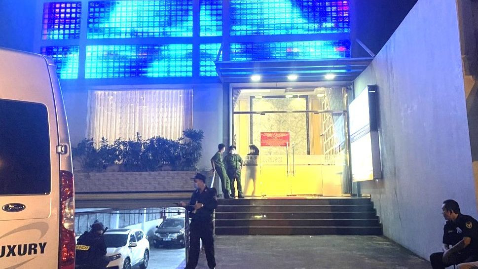 Lực lượng chức năng kiểm tra quán karaoke Diamond