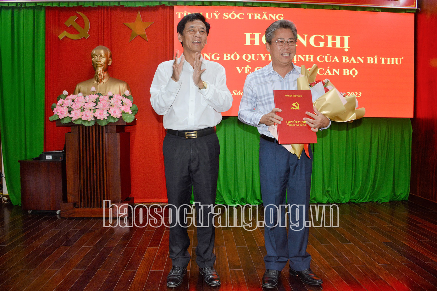 Bí thư Tỉnh ủy Lâm Văn Mẫn (bìa trái) trao quyết định và tặng hoa chúc mừng ông Lê Vũ Đức. Ảnh: Báo Sóc Trăng. Bí thư Tỉnh ủy Lâm Văn Mẫn (bìa trái) trao quyết định và tặng hoa chúc mừng ông Lê Vũ Đức. Ảnh: Báo Sóc Trăng.