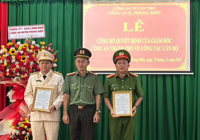 Thượng tá Trần Văn Dũng và Thượng tá Nguyễn Thành Nhân nhận quyết định.