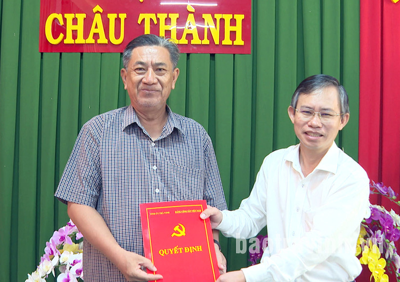 Đồng chí Nguyễn Văn Hiếu (bên phải) trao quyết định cho đồng chí Trần Văn Điều. Đồng chí Nguyễn Văn Hiếu (bên phải) trao quyết định cho đồng chí Trần Văn Điều.