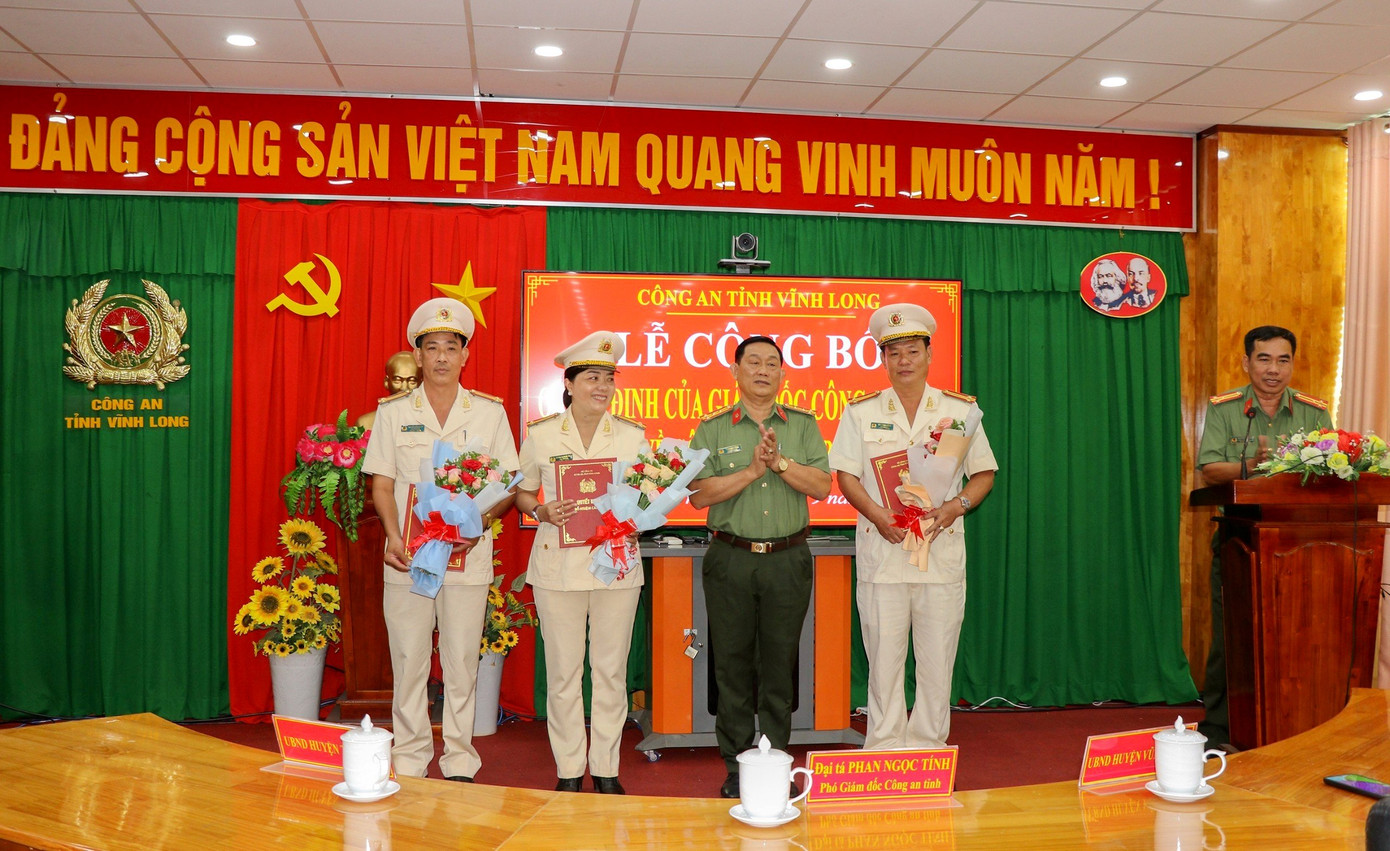 Đại tá Phan Ngọc Tính, Phó Giám đốc Công an tỉnh Vĩnh Long trao quyết định và tặng hoa chúc mừng các cán bộ được bổ nhiệm. Ảnh: CA tỉnh Vĩnh Long. Đại tá Phan Ngọc Tính, Phó Giám đốc Công an tỉnh Vĩnh Long trao quyết định và tặng hoa chúc mừng các cán bộ được bổ nhiệm. Ảnh: CA tỉnh Vĩnh Long.