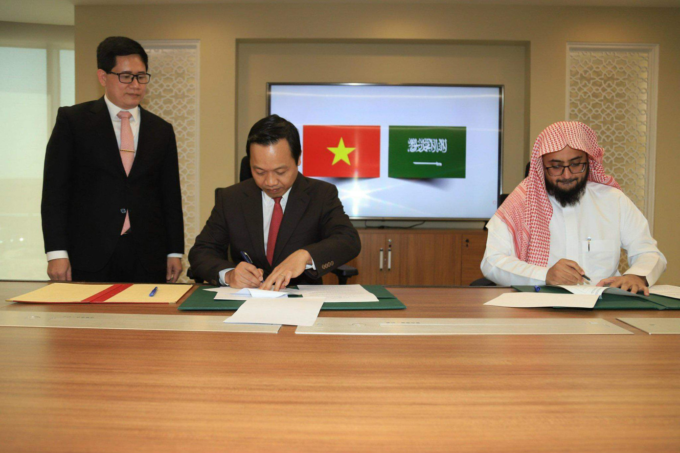 Thứ trưởng Bộ Tư pháp Trần Tiến Dũng và Thứ trưởng Bộ Tư pháp Salman Fawzan Al-Fawzan