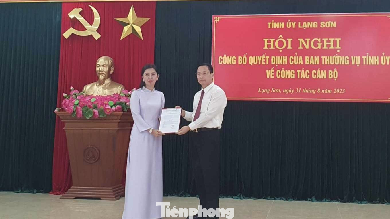 Bà Đoàn Thu Hà (bìa trái) nhận Quyết định của Tỉnh ủy Lạng Sơn. Ảnh: Duy Chiến